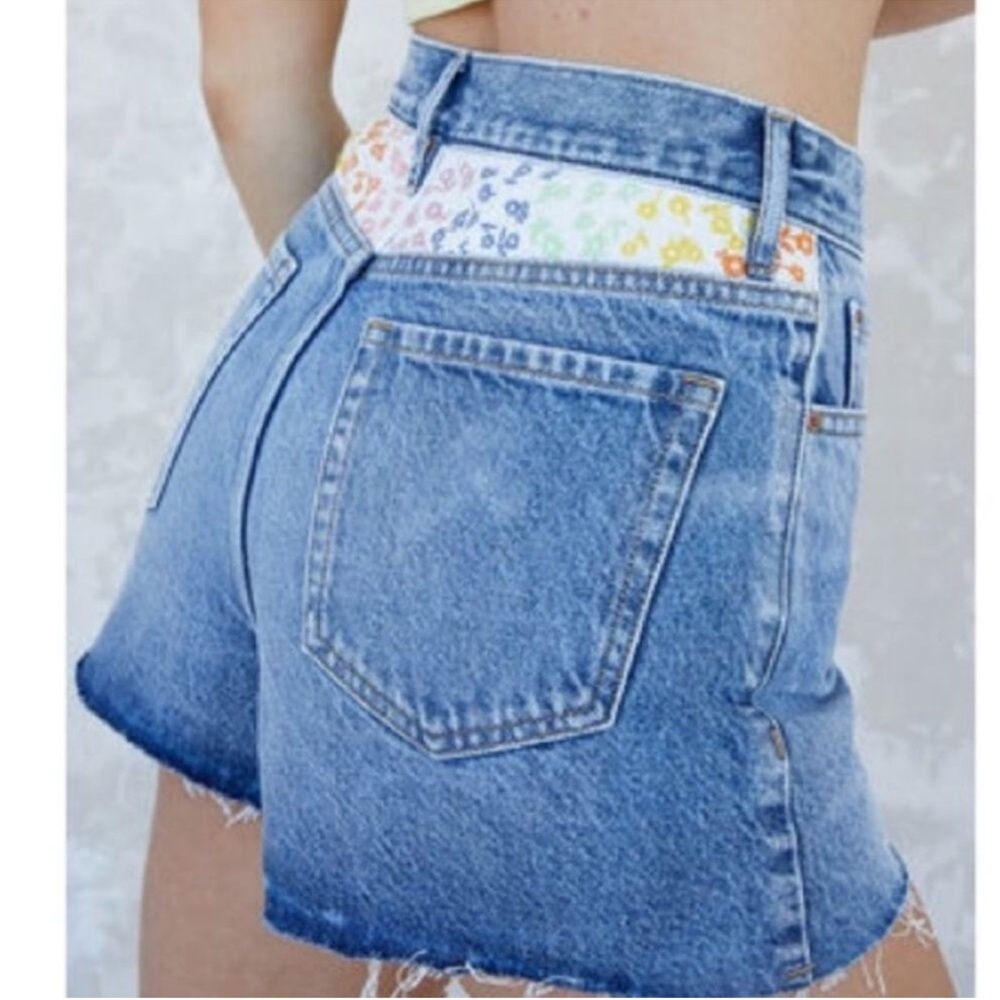 ☀️Pacsun Floral Embroidered Ultra High Waisted Vintage Denim Raw Hem Shorts 28☀️